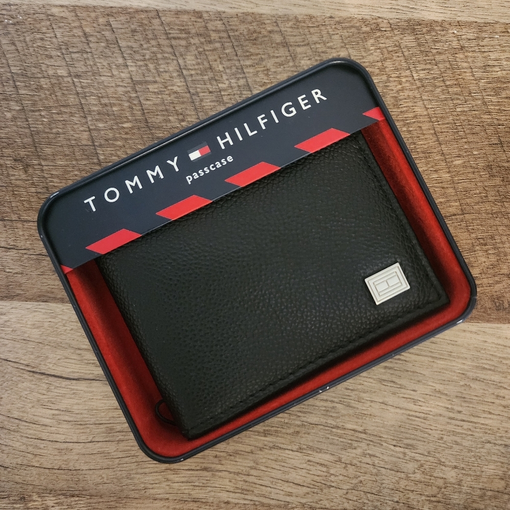 NEW IN BOX MENS TOMMY HILFIGER PASSCASE WALLET - BLACK